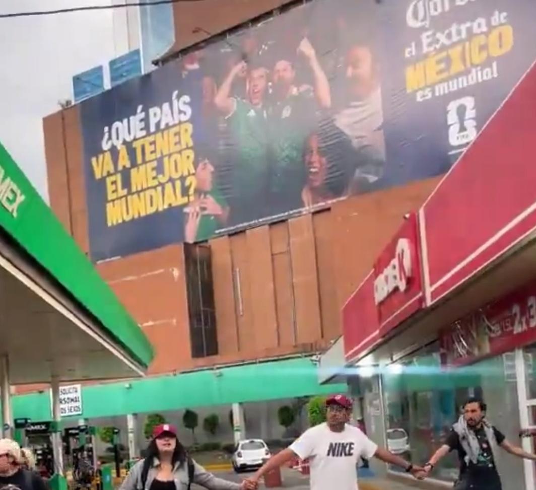 orlan_dc's tweet photo. @MrReyKing La imagen de fondo para ese intercambio verbal cultural, es una joya. #Méxicoesmundial #fifaworldcup https://t.co/LqcZNQNLQI