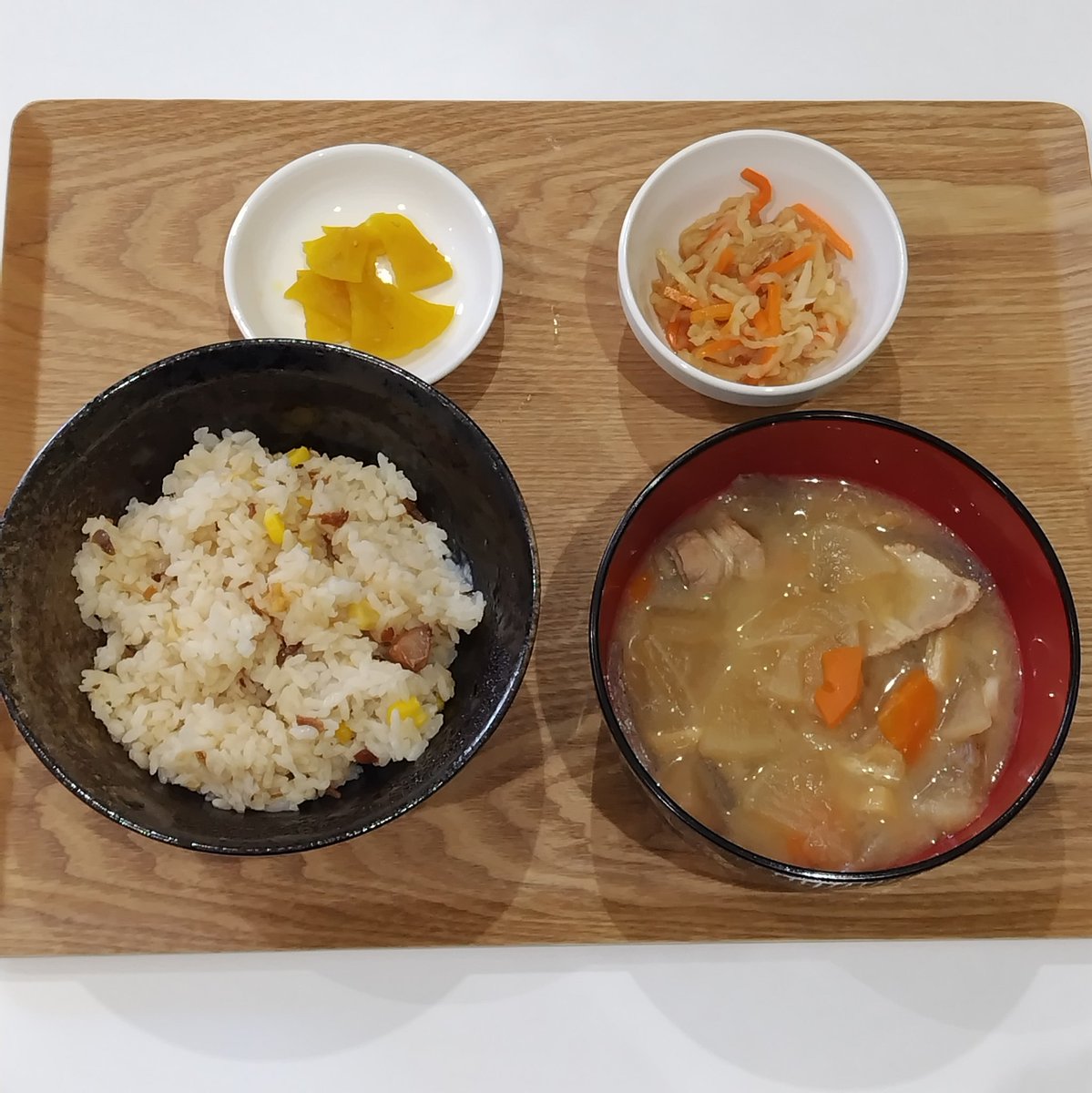flat_ygn's tweet photo. 5月のふらっとよるごはん。は15日(金)18時～です！
今月の提供メニューは、 「ごぼうと鶏そぼろの炊き込みご飯と豚汁」 です ぜひ食べに来てくださいね！  

※写真はイメージです 📷 #ふらっとよるごはん #こみっとプレイス #豊島区 #池袋 #居場所 #孤食 #みんなでごはん #ワーカーズコープ https://t.co/5nk0ZBmSMx