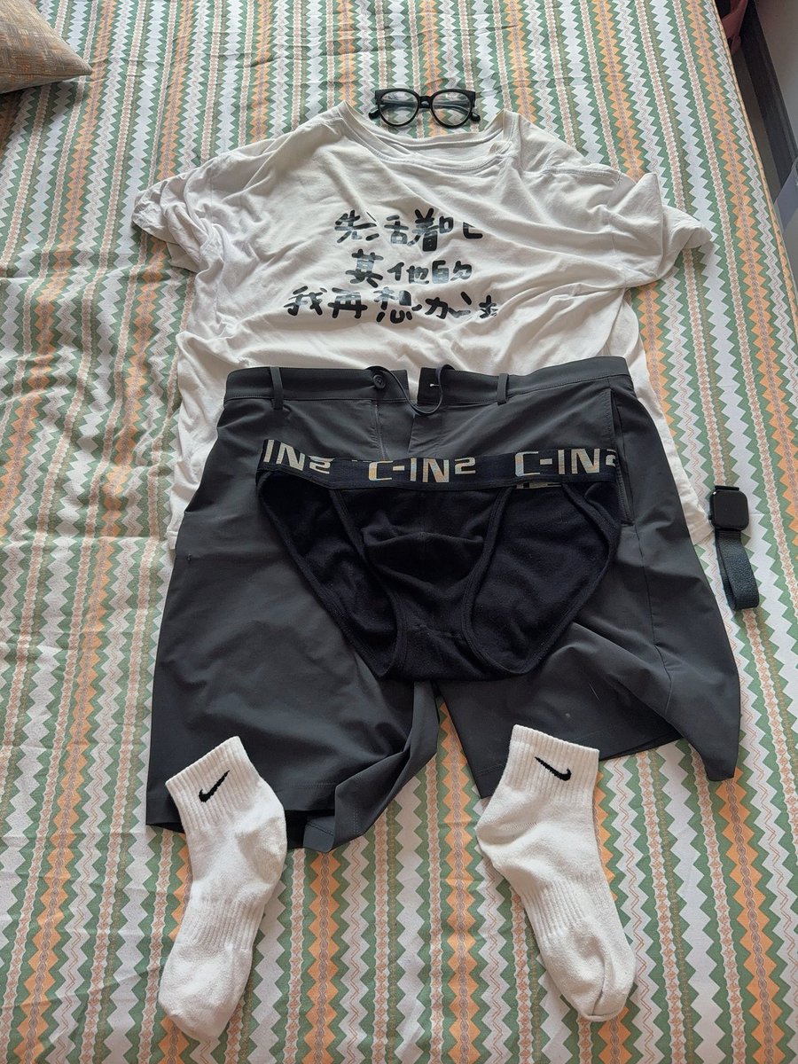 luncelot1's tweet photo. 今日ootd，这么看脚还挺大 https://t.co/mBxJrJoAo6