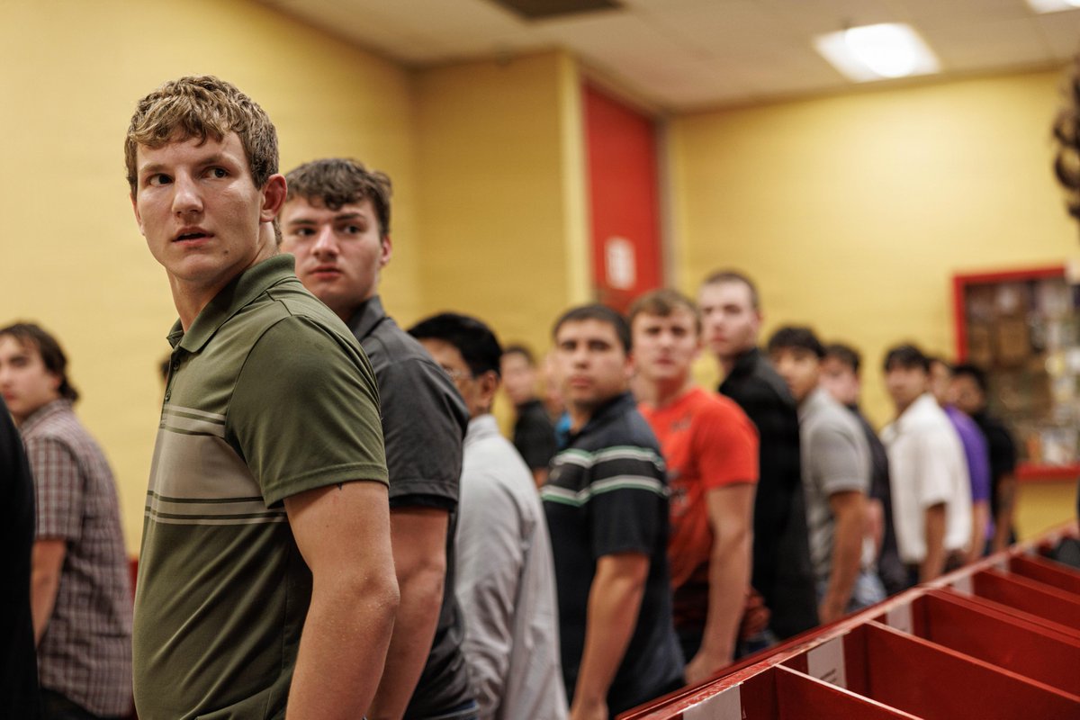 USMC's tweet photo. #MarineCorps recruits with India Company, 3rd Recruit Training Battalion, arrive at @MCRD_SD, California. 

During the receiving process, recruits are inspected for contraband, make scripted phone calls home, and receive haircuts to mark the beginning of the 13-week transformation into United States Marines.

#USMC #RecruitTraining #SemperFi