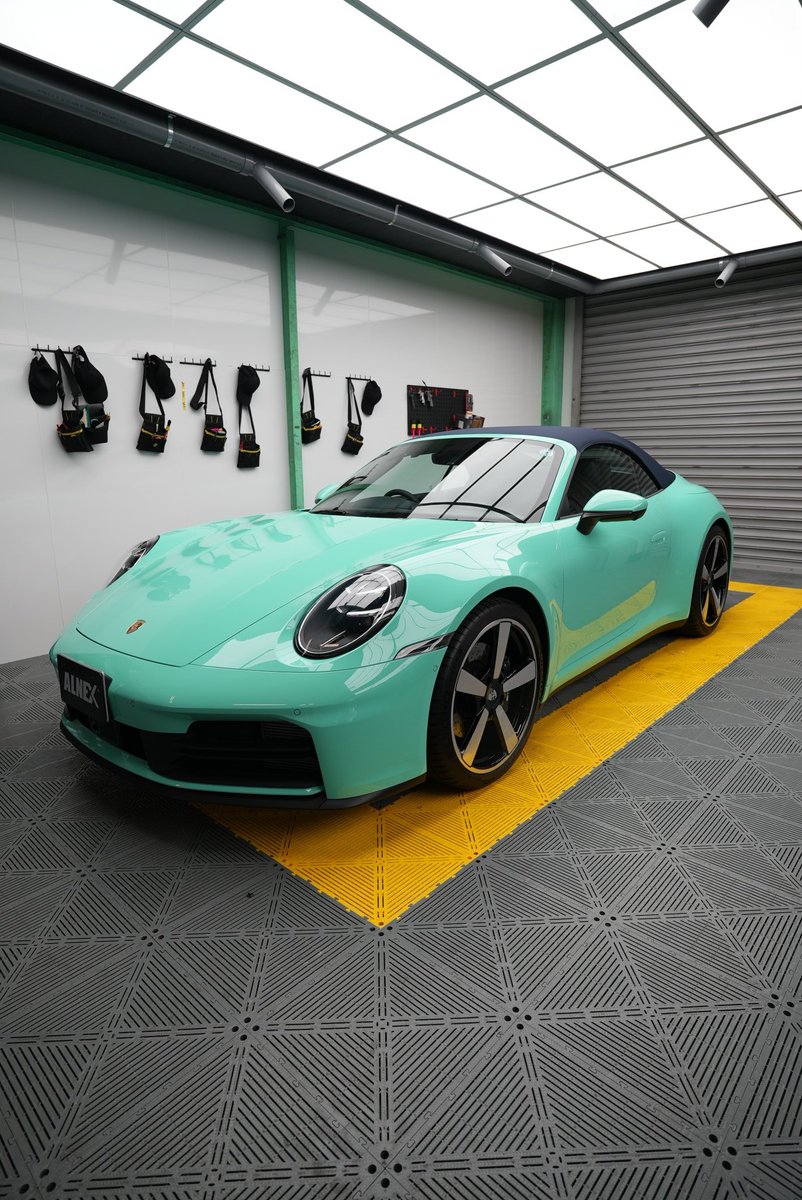 hydrocleanpro's tweet photo. ■施工内容
フロントセット施工

ポルシェ911カブリオレ×ミントグリーン
美しいカラーとオープンスタイルをそのままに、
飛び石や日常ダメージからフロント周りをガード。

“走るため”だけじゃなく、
“綺麗に乗り続けるため”の選択。

お問い合わせは概要欄のリンクから
またはALNEXで検索。

#ALNEX #プロテクションフィルム #ppf#ポルシェ#スポーツカー