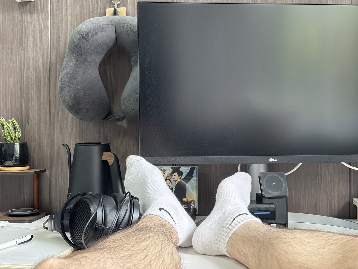 Oliver tweet media