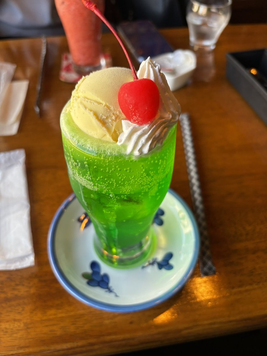 サイクリング中🚴 昭和なcafeで休憩のクリームソーダ