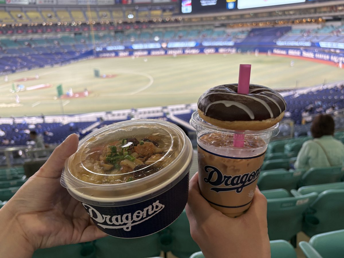 0djpt's tweet photo. 大島さんプロデュースメニュー出たので駆けつけました❣️ドーナツ美味しかった😻😻😻😻 https://t.co/VRc7UH3819