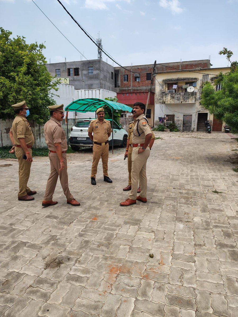 DCP_South's tweet photo. @DCP_South के निर्देशन में #ADCP_South द्वारा थाना मोहनलालगंज का किया गया औचक निरीक्षण।
–निरीक्षण के दौरान महिला हेल्प डेस्क, मालखाना,बैरक,शस्त्र,हवालात,अभिलेखों का रखरखाव आदि को चेक कर संबंधित को दिए गए आवश्यक दिशा-निर्देश।
#Lkopolice_On_Duty
@lkopolice @Uppolice https://t.co/ctlRakNvpf