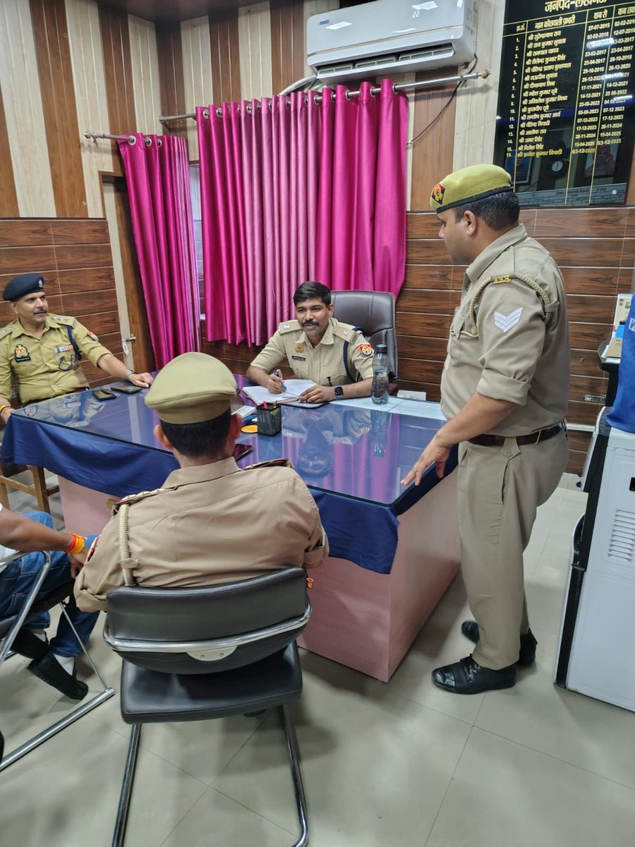 DCP_South's tweet photo. @DCP_South के निर्देशन में #ADCP_South द्वारा थाना मोहनलालगंज का किया गया औचक निरीक्षण।
–निरीक्षण के दौरान महिला हेल्प डेस्क, मालखाना,बैरक,शस्त्र,हवालात,अभिलेखों का रखरखाव आदि को चेक कर संबंधित को दिए गए आवश्यक दिशा-निर्देश।
#Lkopolice_On_Duty
@lkopolice @Uppolice https://t.co/ctlRakNvpf