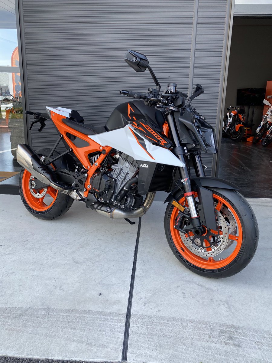 KTMGUNMA's tweet photo. 久しぶりのX投稿になってしまいました💦

2026注目のマシンであります990RC R、990DUKE R、690SMC Rが入荷いたしました！

これぞKTM！といったデザインに機能モリモリの新型メーター！

もちろん走りには抜かりありません😤

次回入荷車両は夏頃となっておりますのでご検討中の方はお早めに！！ https://t.co/5R0RTP0Jpl
