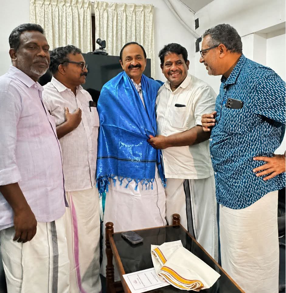 MahaRathii's tweet photo. Jamaat-e-Islami’s political front Welfare Party — State President Razak Paleri — personally visits Cantonment House to congratulate CM-designate V.D. Satheesan.

This isn’t courtesy. This is a power handshake.

Kerala’s new government begins — with Jamaat’s blessing. 🚨🚨 https://t.co/8kX12TzX8w