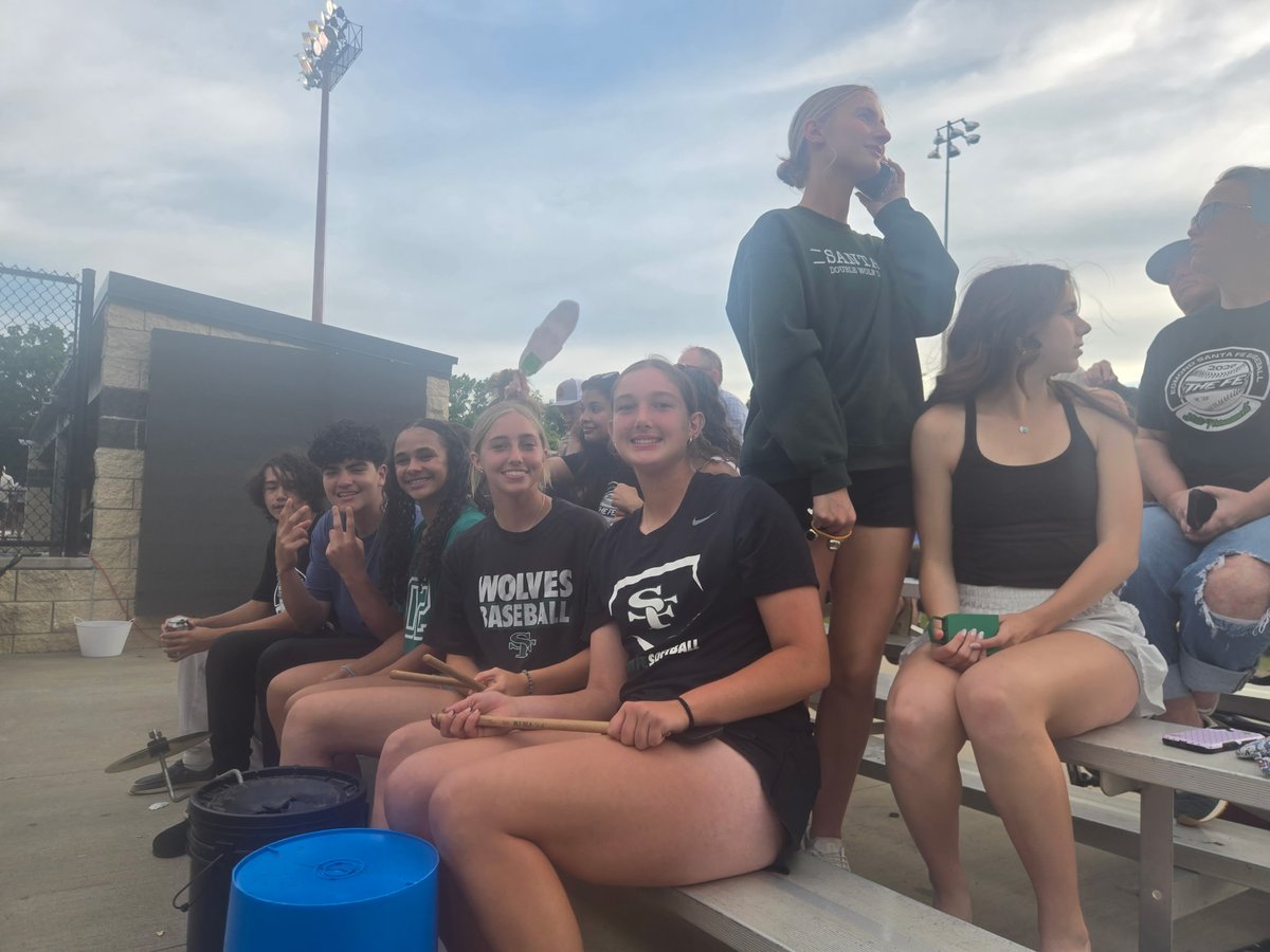Harp_softball34's tweet photo. @KREFsportsTV with the shoutout! 📣 📣 📣
🐺 SF Baseball Beat Bixby!!!🖤💚
#TakeState #PetTheWolf https://t.co/j16huCzlpZ
