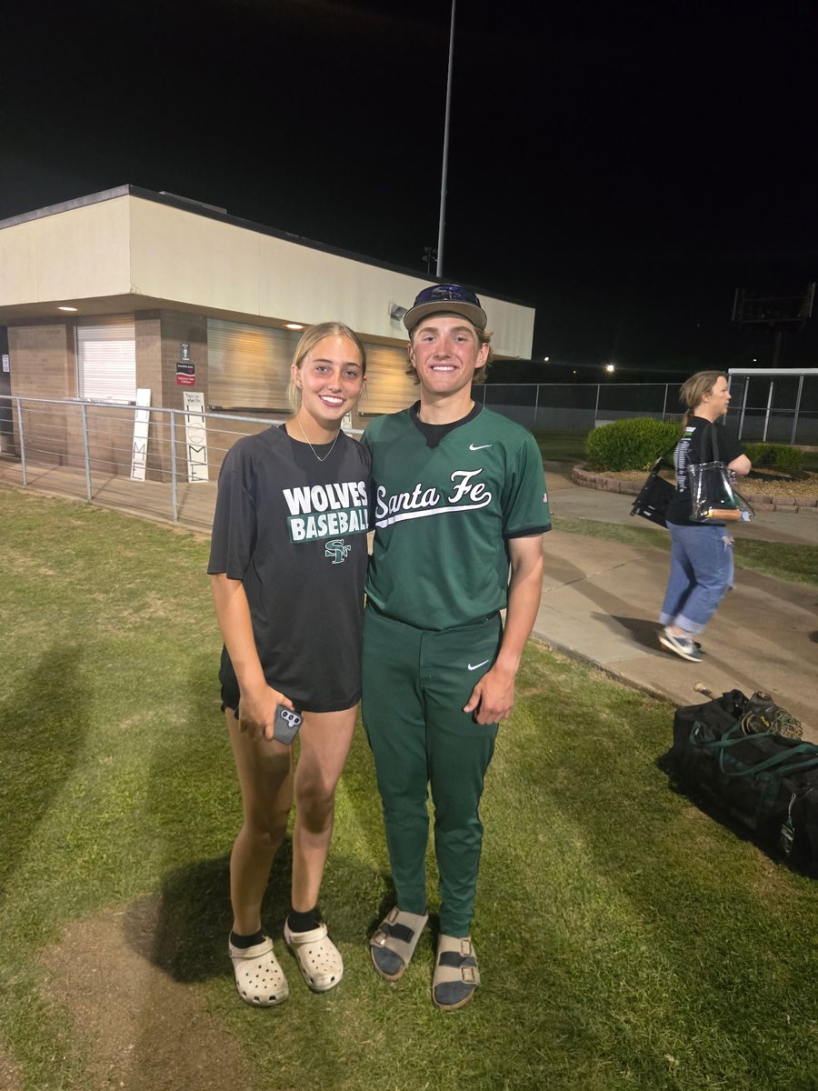 Harp_softball34's tweet photo. @KREFsportsTV with the shoutout! 📣 📣 📣
🐺 SF Baseball Beat Bixby!!!🖤💚
#TakeState #PetTheWolf https://t.co/j16huCzlpZ