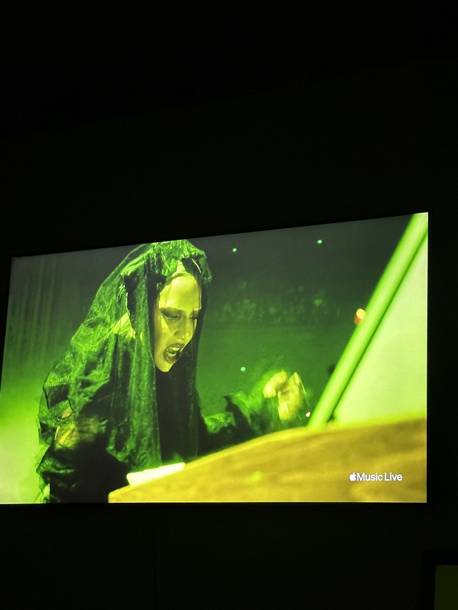 marcelloreiz's tweet photo. Ainda hipnotizado no mayhem réquiem. O fim de uma era muito bem trabalhada do jeitinho gaga de ser 😭 https://t.co/CqOp3763C7