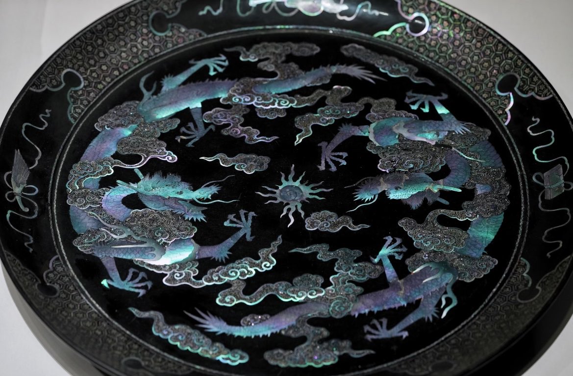 blackym25's tweet photo. Black Lacquer Dish with Inlaid Mother-of-Pearl（螺钿/luodian）Cloud-and-Dragon Pattern, Qing Dynasty
清代黑漆嵌螺钿云龙纹漆器盘
📷羊狼 https://t.co/p2GBMND6ak