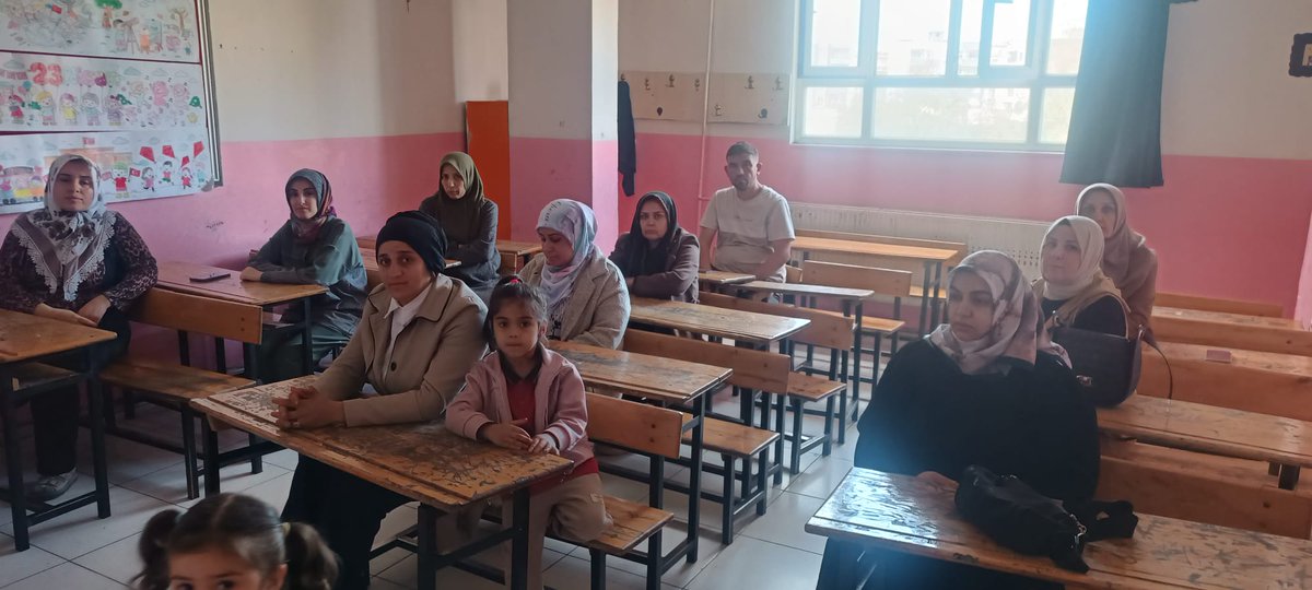 Yolis47400's tweet photo. Okulumuz Rehberlik Servisi tarafından "Bağımsız Birey Güçlü Mardin" projesi kapsamında Veli bilgilendirme eğitimleri verildi. https://t.co/6A56jFHITZ
