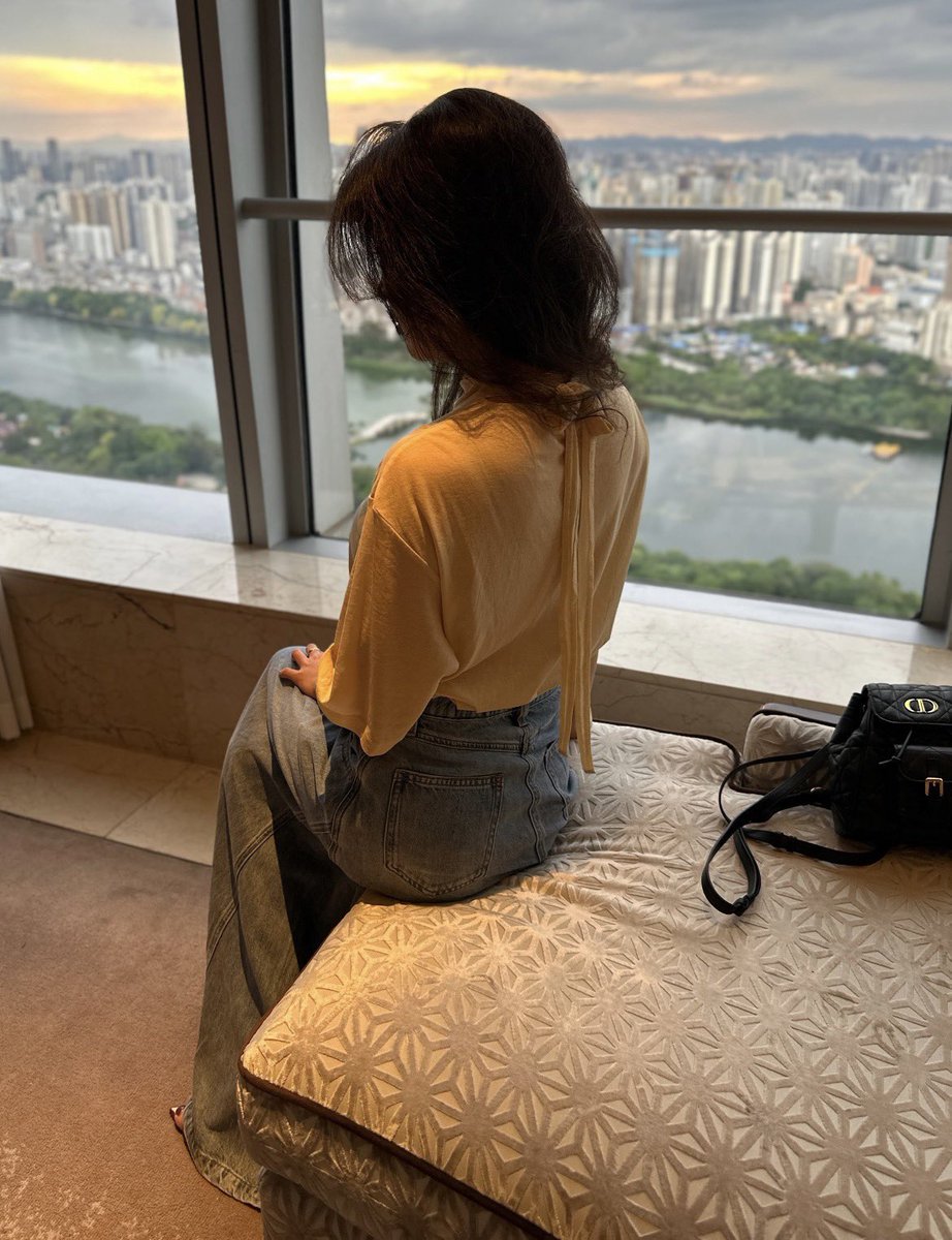 smswbb's tweet photo. 她最近很少主动跟我亲热。
昨晚我抱她���时候，她说今天有点累。
我心里明白，她可能把精力都留到外面去了。
#Hotwife生活 #婚姻感悟 #开放 https://t.co/7FTu9ckkFQ
