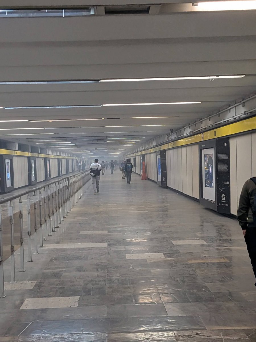 AlcaldiaGam's tweet photo. #Entérate | Riña en el Túnel de la Ciencia de La Raza moviliza a policías

Una movilización de elementos de seguridad se registró la noche de este jueves en la estación La Raza del Metro .

Acá la historia: https://t.co/qwXkK2WIwX https://t.co/IYEILXZMRs