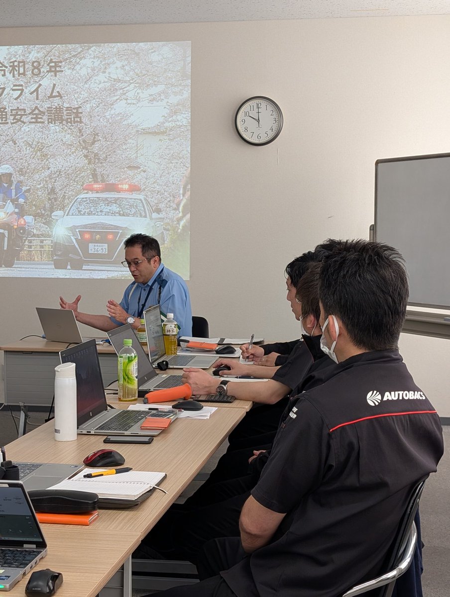 AB__event's tweet photo. 豊橋警察署交通課の方を
講師にお迎えし
クライム店長会にて
『交通安全講話』を行いました👮

警察官の方の
お話をお聞きしながら
私達は車を扱う企業として
『事故はしない、させない』
責任ある運転をしなければいけないと益々実感致しました。

心と時間にゆとりを持ち
ハンドルを握ります🚗
#豊橋 https://t.co/kucLXzLsnr