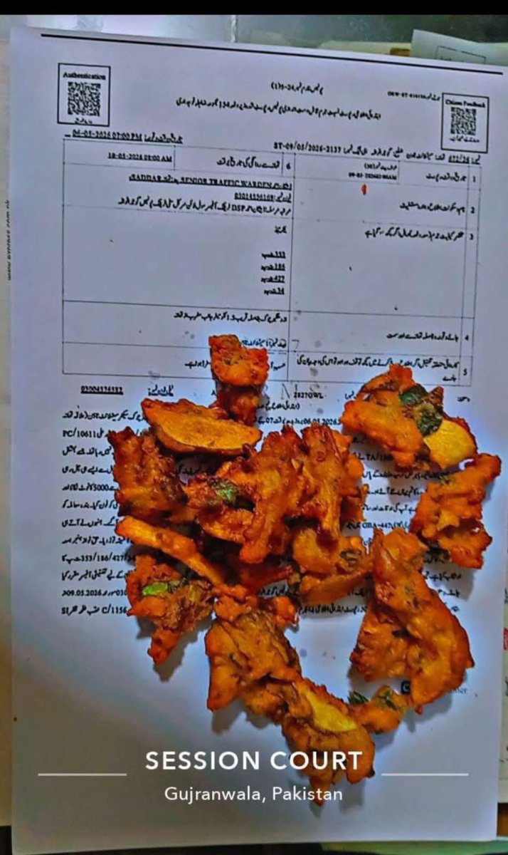 ChTahirMehar's tweet photo. @RShahzaddk پیچھلے ہفتے گجرانوالہ میں Dsp سے ایک وکیل نے بتمیزی کی اور سرکاری گاڑی کے شیشے توڑے Dsp نے FIR درج کروائی وکلا نے اُس FIR پر پکو ڑے رکھ کر کھاۓ اور مزاق بنایا حق پر ہوتے ہوئے بھی پولیس نے ہی معافی مانگی یہ بس کمزور لوگوں پر ہی ظلم کر سکتے جہاں کوئی تگڑا بندہ ہو پاؤں پڑ جاتے https://t.co/Qb0LhKhj48
