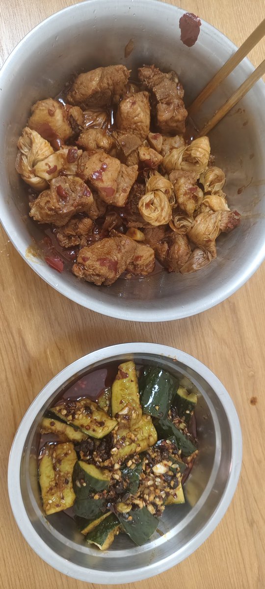 lis17839's tweet photo. 香辣排骨和拍黄瓜😋 https://t.co/mVkQrGRnY4