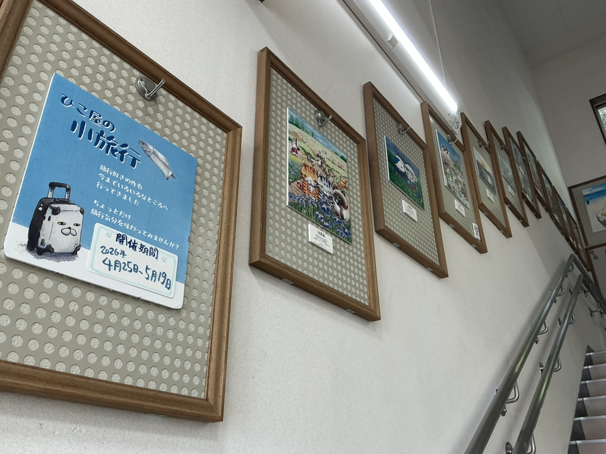 teraokaikei's tweet photo. 緑図書館の現在の階段展示♪
ひこ屋さん、もうシンプルにかわいいです
5月19日まで展示されるとのこと

公共の空間に芸術があるって、文化のかほり🪷 https://t.co/TEaJvwqYn9