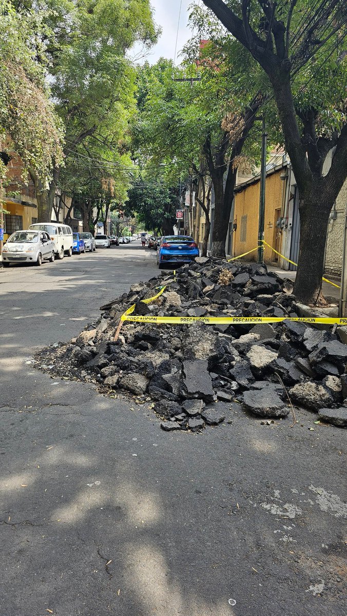 MelChacon4's tweet photo. @VecinosAlcBJ  segun impermeavilizando calles. Dejaro. Esto deade wl viernes y la calle parxhada con topes y topes . No permiten la salida de autos de los dos edificios frente a este tiradero en calle I gres Col. Nonoalco. Urge que vengan a levantar ocupab media calle https://t.co/5SUh8ICTsy