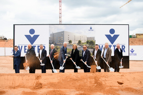 ColdPlatform's tweet photo. Vetter has started construction of a new production site in Saarlouis, Germany, marking a significant expansion of its CDMO manufacturing capacity. Almost half a billion euros is planned for investment by the expected commissioning in 2031.

Read more: https://t.co/R4pb3989RM https://t.co/REiKOQQPmh