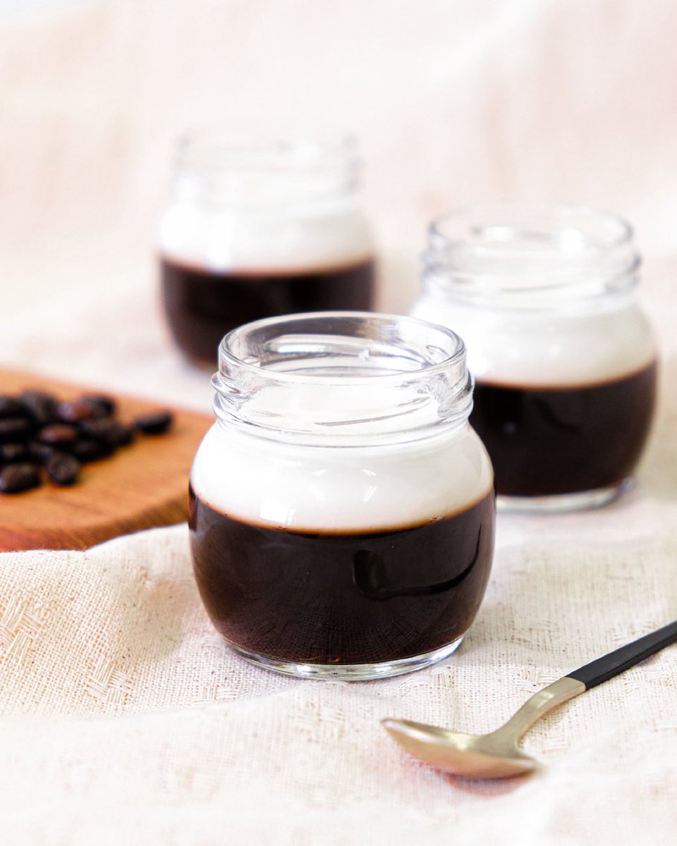 oeufpudding's tweet photo. 【涼しげに、ときめく。コーヒーゼリーうっふぷりん】

期間限定で登場するコーヒーゼリーうっふぷりんは、つるんと涼やかな口あたりと、奥行きのあるコーヒーの香りが印象的な一品。
暑さで気分が重たくなる日にも、すっと心に入り込んでくる、この夏の“大人ご褒美”に選びたくなるスイーツです。 https://t.co/jck1pt5Qrt