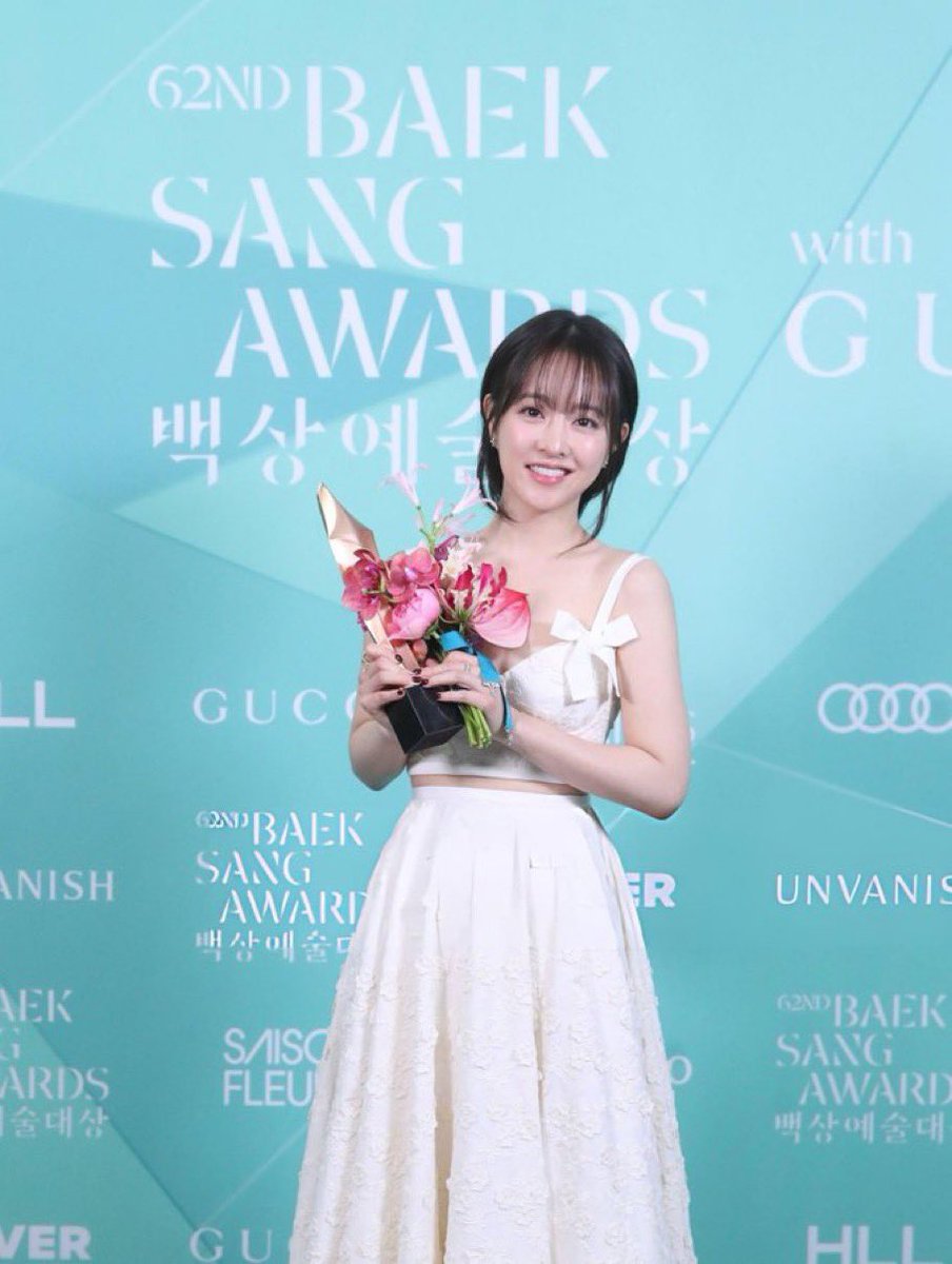 infodrakor_id's tweet photo. Para juri juga ngebahas kandidat Daesang kayak #ParkBoYoung sama #KimGoEun 

Meskipun gak menang, juri tetap memberikan pujian besar kepada kedua aktris.

Juri bilang Park Bo Young adalah tipe aktris yang aktingnya belum pernah mengecewakan. Menurutnya, di Our Unwritten Seoul, Park Bo Young berhasil menggambarkan keresahan dan luka generasi muda dengan sangat menyentuh sampai banyak penonton merasa relate dan terhibur. 

Tentang Kim Goeun, juri bilang Kim Goeun berani mengambil drama You and Everything Else yang struktur ceritanya tidak biasa dan lebih fokus ke dua karakter perempuan. Juri lainnya juga bilang. meskipun Kim Godun dinominasikan lewat drama itu, aktingnya di The Price of Confession juga gak kalah bagus.

Para juri sepakat kalau kemampuan akting Kim Goeun sebenarnya sudah tidak perlu diragukan lagi. Mereka bahkan memuji sikapnya sebagai aktris besar yang mau berkorban dan memberi ruang demi menyempurnakan sebuah karya.

https://t.co/1g2Jktw6Dn