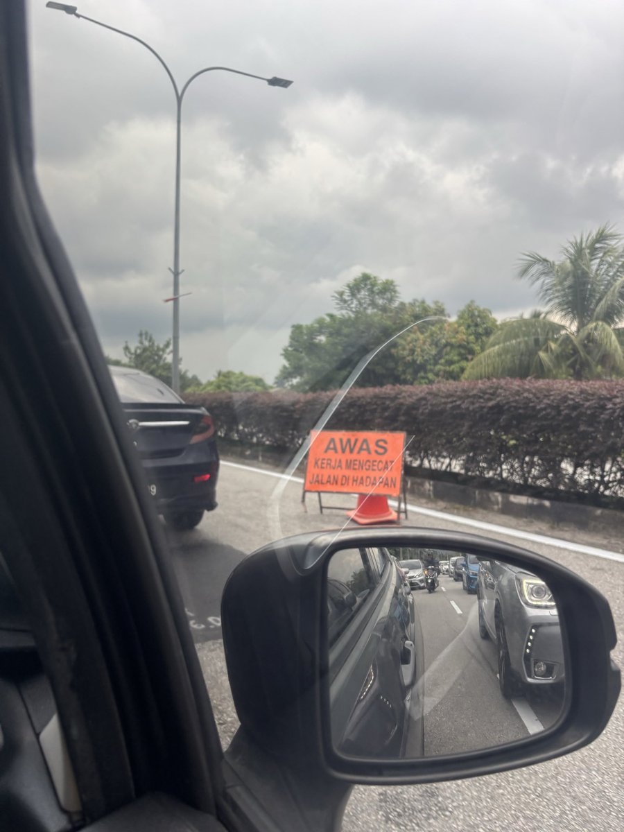aimanashari's tweet photo. Apa la problem time Jumaat, time tu nak cat jalan. Orang nak solat Jumaat. Maybe there is planning issue somewhere.
 @mbseremban . @JKRNS 

- Kawasan perindustrian TTJ- https://t.co/EbG0MEaQh5