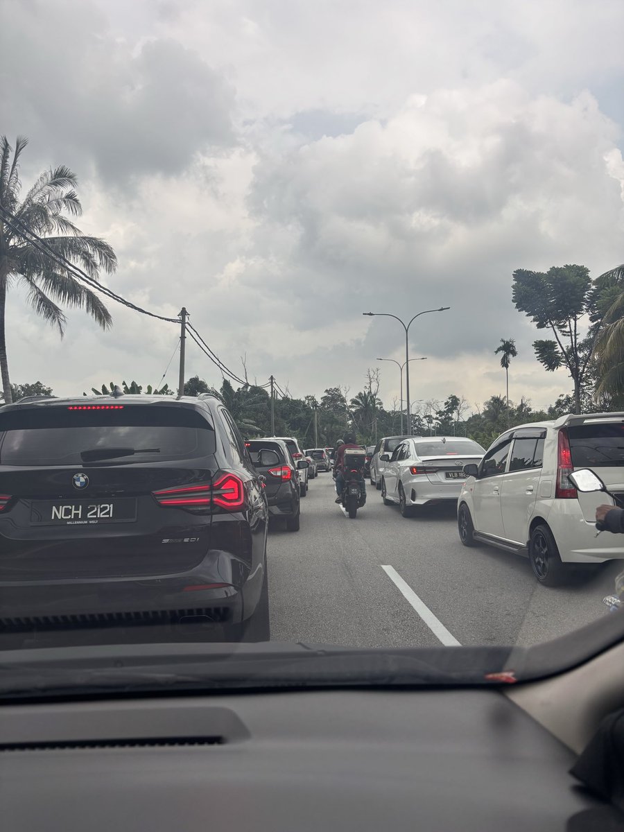 aimanashari's tweet photo. Apa la problem time Jumaat, time tu nak cat jalan. Orang nak solat Jumaat. Maybe there is planning issue somewhere.
 @mbseremban . @JKRNS 

- Kawasan perindustrian TTJ- https://t.co/EbG0MEaQh5
