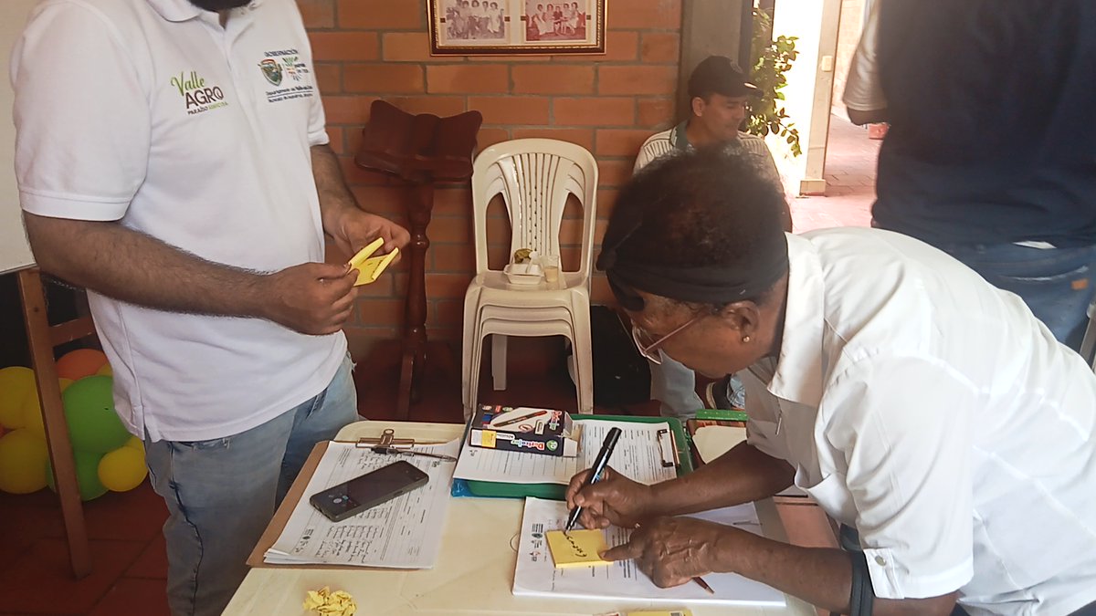 FedeagroCol's tweet photo. 📚👨‍🌾 En Fedeagro, de la mano de #ValleAgro, seguimos capacitando a nuestros asociados. Socializamos herramientas para obtener productos de la mejor calidad, traduciéndose en beneficios y desarrollo para el campo. 

#FedeagroValle #CampesinoColombiano #ValleAgro #DesarrolloRural https://t.co/MlAiLTLSUP