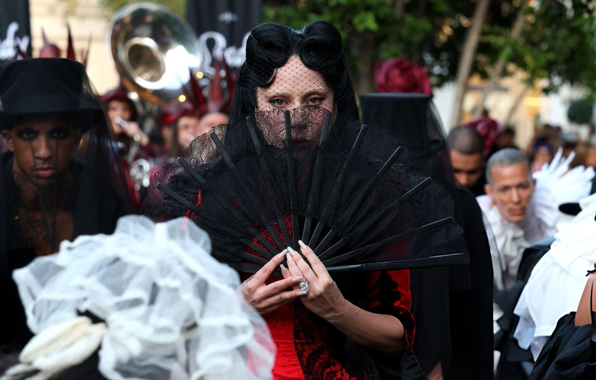 gagasourcelgs's tweet photo. Lady Gaga no funeral do "MAYHEM". 🌹 https://t.co/YH1GeKACed
