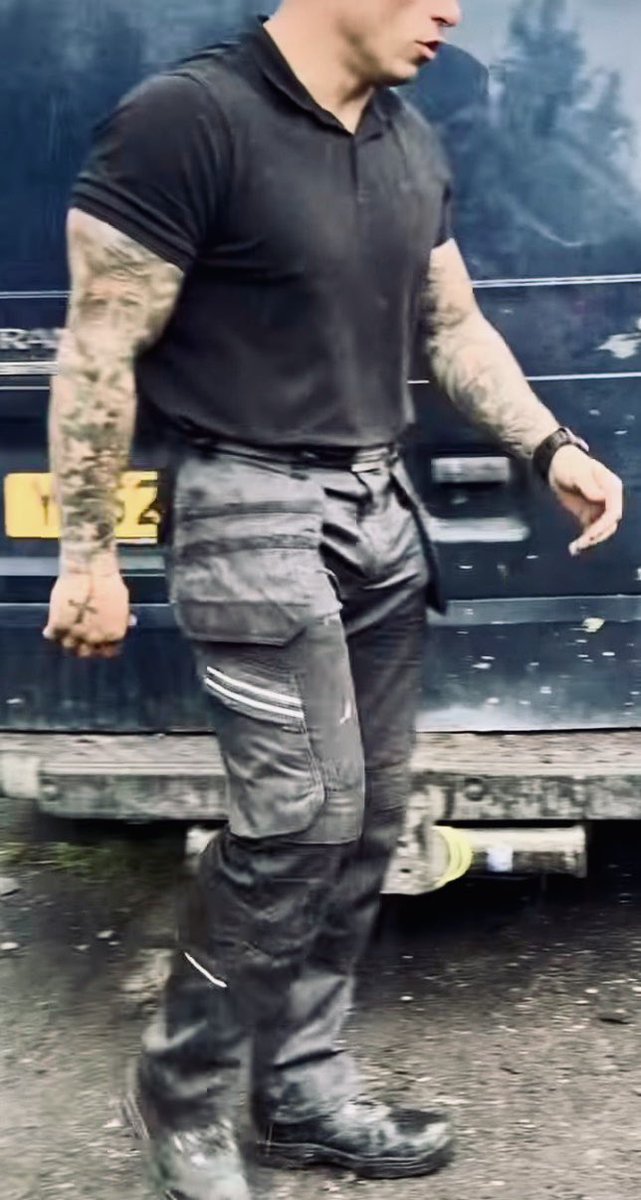 ScaffHunter's tweet photo. Brickie bulge 🍆👀 #brickie #bulge #brickiebulge #bricklayer #dirtybrickie #muscle #tatts #tattoo #workgear #workboots #bootworship 🐽 https://t.co/tUJPgiTE29