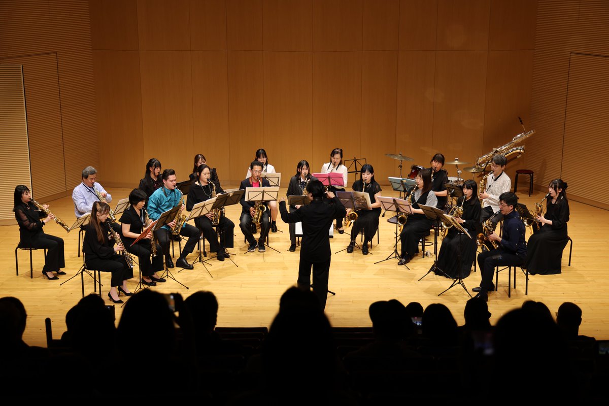 dolce__music's tweet photo. 先週のサックス科発表会、無事に終演いたしました‼️例年以上に個性の際立った「面白い」発表会になったのではと思います🙌

写真は大トリを務めたドルチェラージアンサンブルの演奏風景＆当日参加された講師陣の記念写真📸

今週からまた秋に向けて、各チームの練習が始まります。見学随時受付中です💁 https://t.co/QnBSmLzO5W
