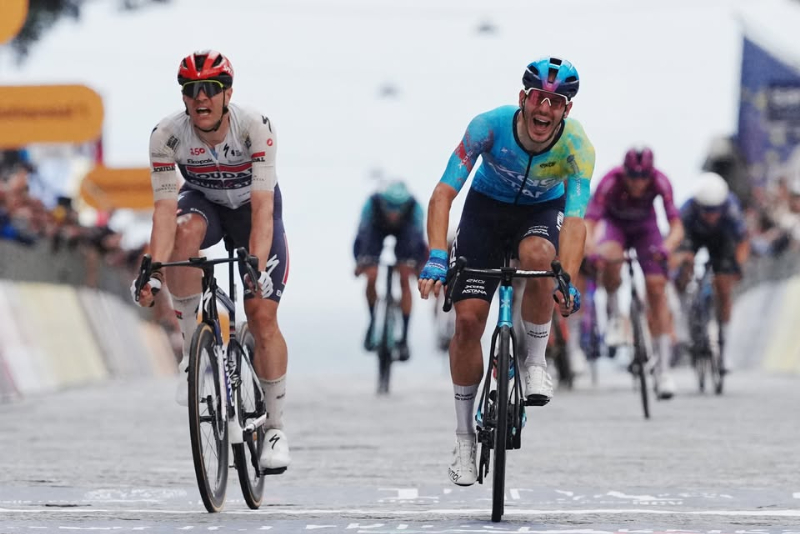 cyclingtime's tweet photo. ジロ・デ・イタリア2026第6st：雨の石畳スプリントで波乱、落車の影響受けずは2人のみ、制したのはリードアウトマンのバレリー二！2位ストゥーヴェン、マニエは驚異のバランスで落車せず3位（ダイジェスト動画あり）
https://t.co/TTjmcO0Q0a https://t.co/WcjOCK5Ss0