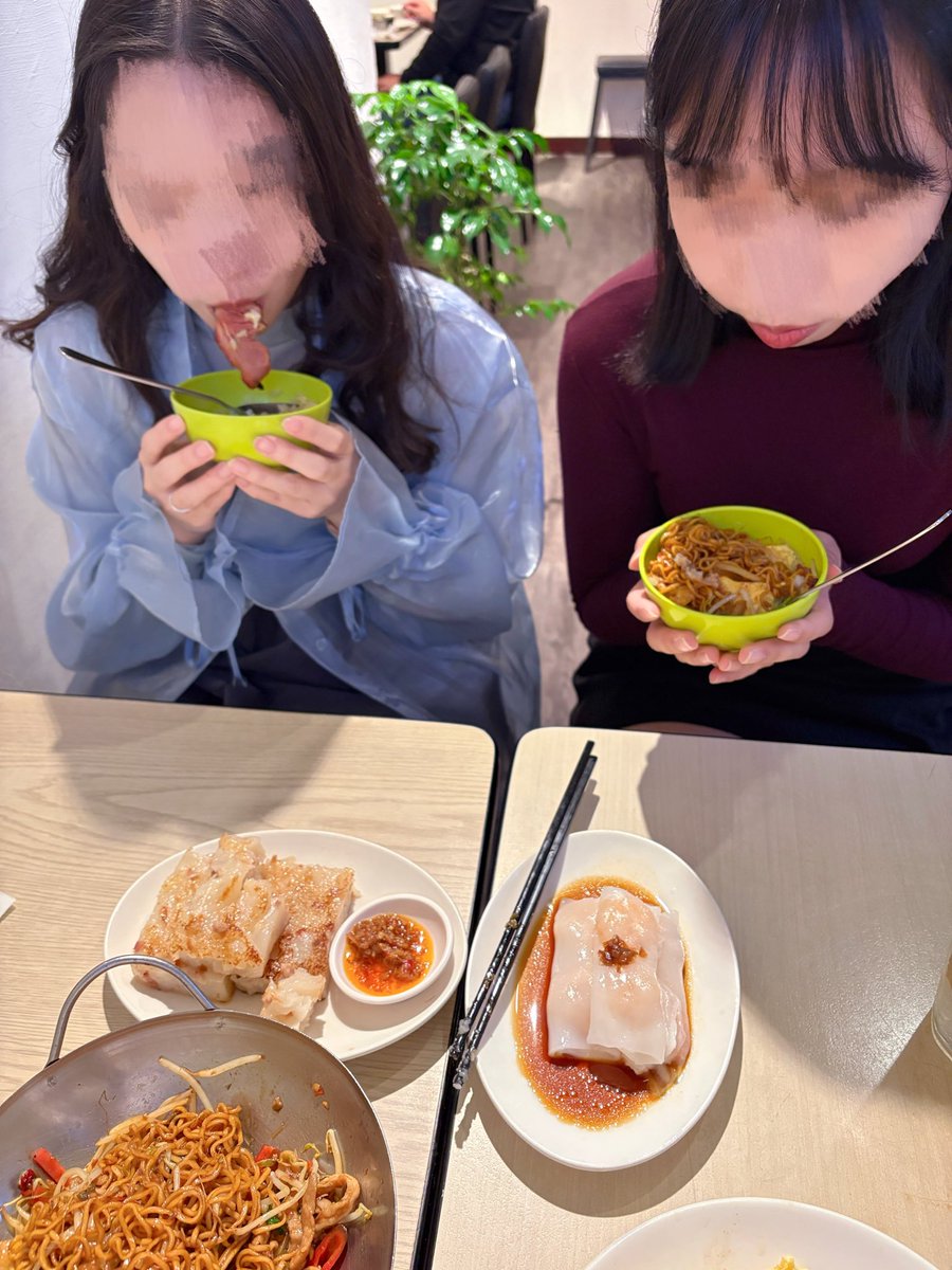 MJ09325's tweet photo. 🖤：可以給我兩個碗嗎
-
💙：你幹嘛要碗
（沈默一言不發+壞笑
💙：你不會要幫我們分裝食物吧😳
🖤：這麼聰明？

分裝完後🐈迫不及待的吃了一口
💙：（眼神示意看對面
🐈：（哇勒完蛋  眼睛偷偷瞄一眼
同時
🖤：怎麼敢自己偷吃的？（扇

下一秒兩個人把碗乖乖捧好…

💙 @Liliyo16🐈 @zozo_gooderla https://t.co/ogYxRaCvzk