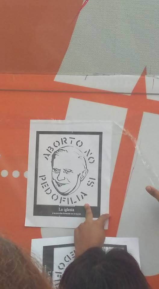 quorum_mx's tweet photo. 🟠👉En ese entonces, cuando #CitizenGo (liderado entre otros por el bisnieto del dictador Francisco #Franco) vino a diseminar mensajes de odio, #Puebla estaba gobernada por el panismo #morenovallista: Tony Gali era gobernador, Luis Bank era alcalde, su secretario de Gobernación municipal era José Ventura Rodríguez Verdín -el persecutor de ambulantes y ambientalistas que pidió que lo llamarán "Rambo"-, el Congreso era de mayoría panista y sus partidos satélite, y Rafael Moreno Valle ya había relegado al #Yunque del círculo central de poder del PAN pero no del resto de la vida pública, en la que la Arquidiócesis seguía dictando línea de muchas cosas. 

En este 2026, Puebla es gobernada a nivel estatal y municipal por #Morena, el Congreso es de mayoría #4T (Morena y partidos satélite) y la Arquidiócesis ya no tiene el mismo nivel de influencia legislativa, pero sigue dando línea en varios temas que no le corresponden dejando que hablen por ella estos grupos que invierten fortunas en varios países para ganar adeptos con sus campañas antiderechos que luego usan como base militante para impulsar a ultraderechistas, como Javier #Milei en Argentina, y para apoyar golpes de Estado como el que hizo Dina Boluarte en Perú.

🟠✍️Nota en hilo🧵(2/3)