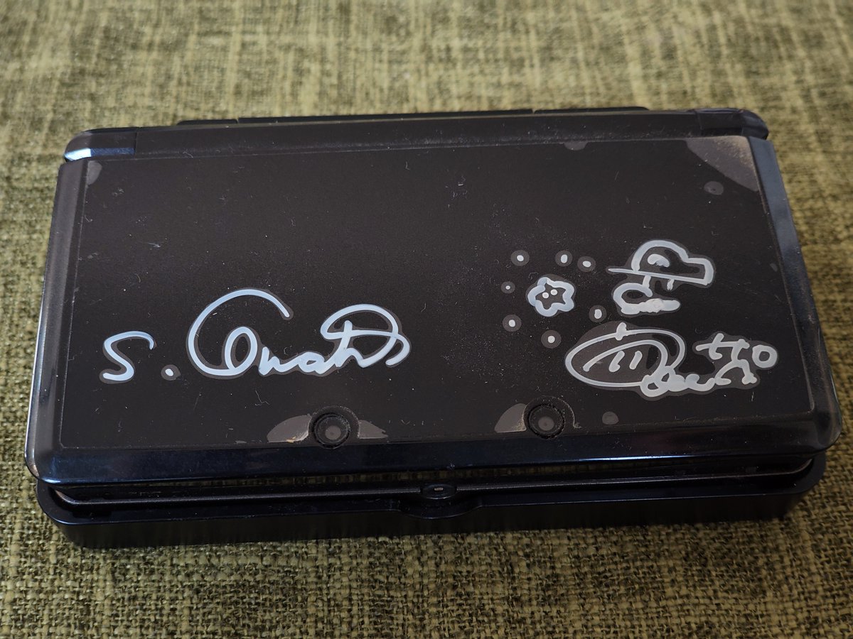 初代ニンテンドーDS 宮本茂サイン入り 故岩田社長とラスボスa.k.a.宮本茂のサイン入りA3DSが出てきました