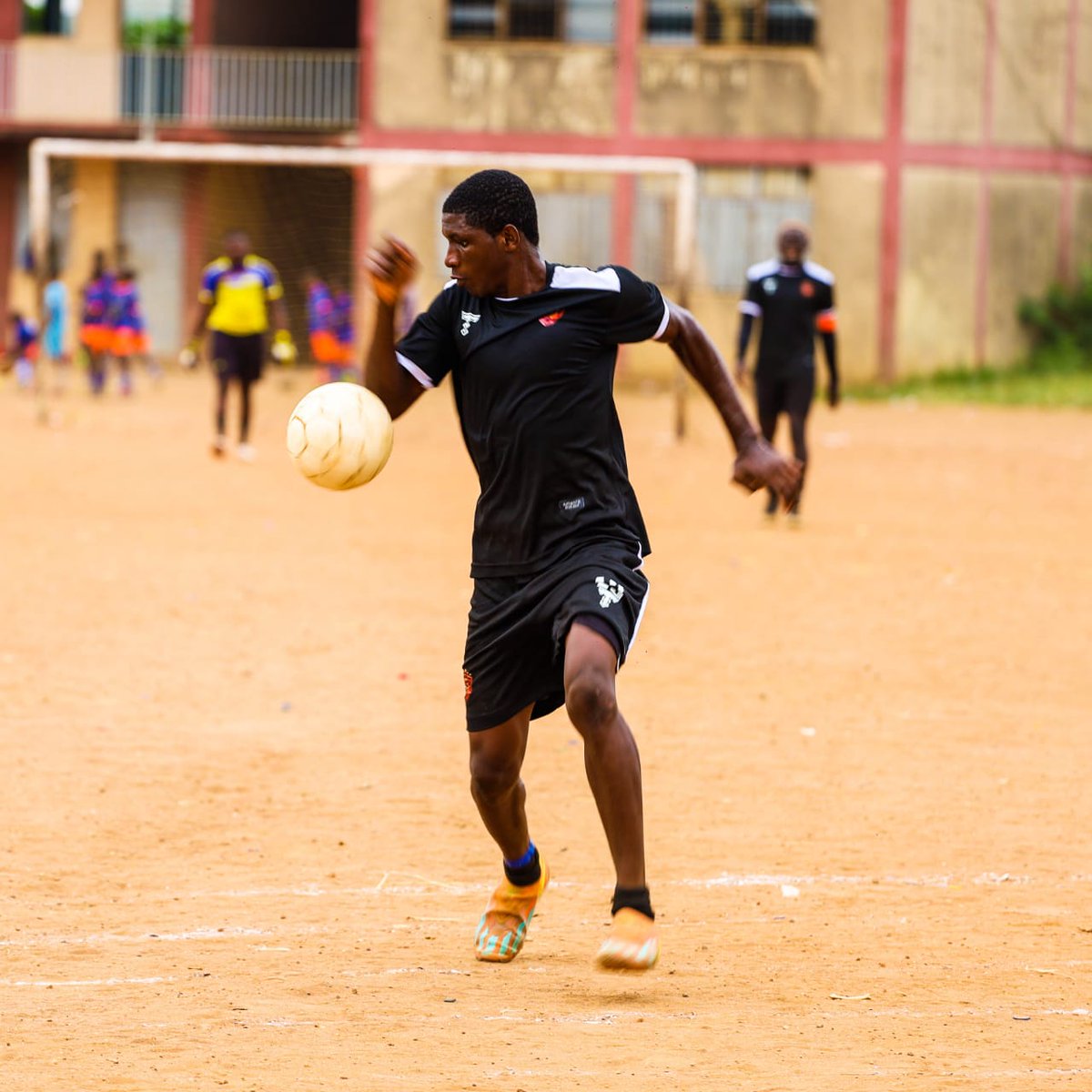 hey_itsmonk's tweet photo. Today, we are going to play 3 variations of small sided game for 1hr 30 minutes under different conditions. 

3v3 maximum of 2 touches 

3v3 free touches 

4v4 maximum of two touches

4v4 free touches 

Intensity. Quick and good decisions. Markings. Possession. markings.

❤💡 https://t.co/nOCwxMCy9w