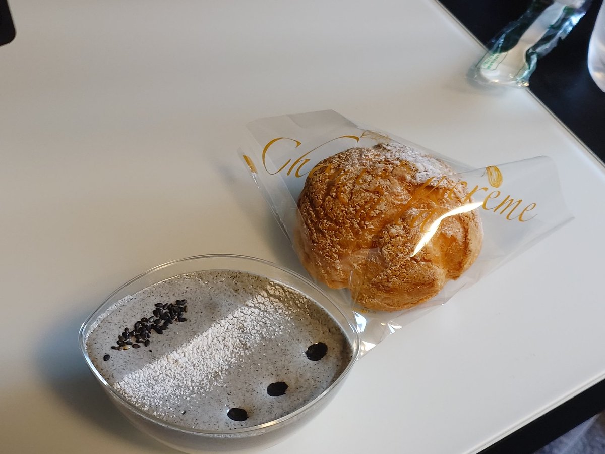 max_vrc's tweet photo. シュークリームと黒ごまパンナコッタ https://t.co/4mIXdXwNlb