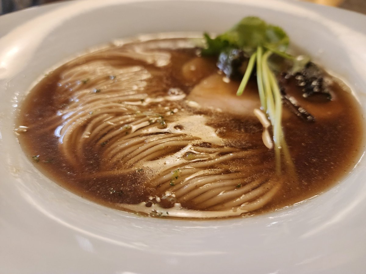 nsduckssora's tweet photo. つかの間のお休みはとくいちさんで。

【煮干しらぁ麺　第五弾】

煮干しの旨味を移すお相手が植物性から動物性の油に変更することが、こんなにも大きな変化をもたらすことに驚き!!!

旨味の層が幾重にも重なって、ベースの鶏&昆布と旨味の徒競走している感じ。

香りはしっかり鶏なのに、旨味は三者せめぎあい。

春の野菜はアスパラ、行者ニンニク、三つ葉。香りも歯応えも一口ずつアクセントになって幸せ🍀

おそらく明日で終わってしまいそうだから、食べられてホントに良かった☺✨