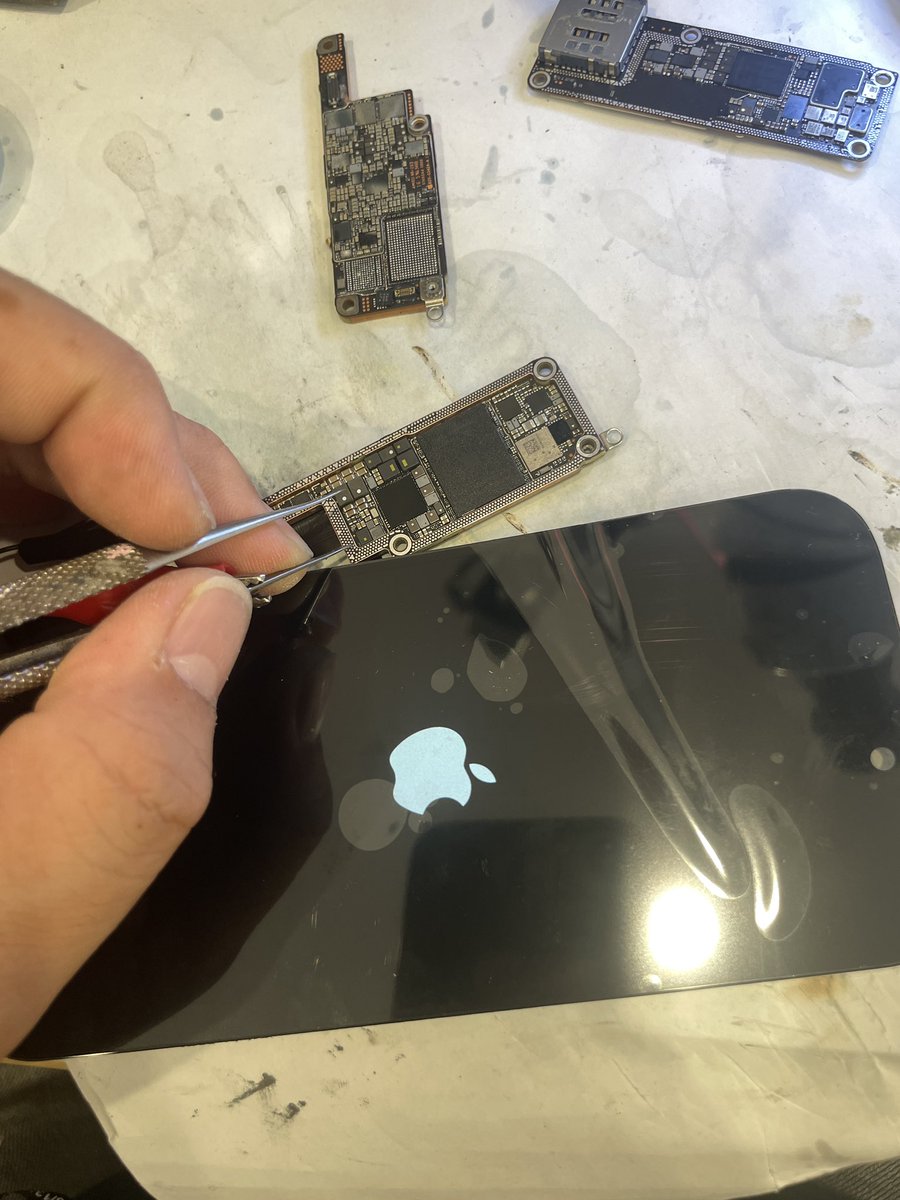 iphone_kiban's tweet photo. iPhone16Pro 
踏んでしまい基板にヒビが入り画面が映らない https://t.co/4BVdSw8fDN