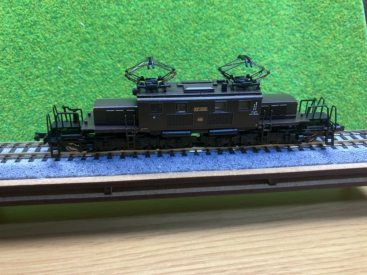 550azHcXcfUuQ3s's tweet photo. マイクロエースのEF13-11登場時とEF13-31第一次改装を買いました。買って早々に登場時のブレーキハンドル折ってしまった悲しよ〜(接着剤で修理) 箱型載せ替え前の車体は凸型でカッコよくて好きです。ブレーキハンドル分売してくれないかな。
#EF13 #鉄道模型 #Nゲージ https://t.co/nYjsFn6XrR