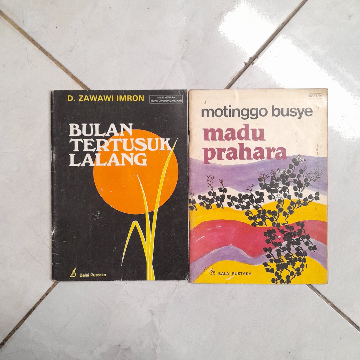 adorablebuk's tweet photo. Rp. 200.000/ Sepaket! 🔥
.
• Kekasihku (Joko Pinurbo)
• Madura, Akulah Darahmu (D. Zawawi Imron)
• Ayat-ayat Api (Sapardi Djoko Damono)
• Bulan Tertusuk Lalang (D. Zawawi Imron)
• Madu Prahara (Motinggo Busye)
Sepaket
Bagus
. https://t.co/dJPJo5unlG