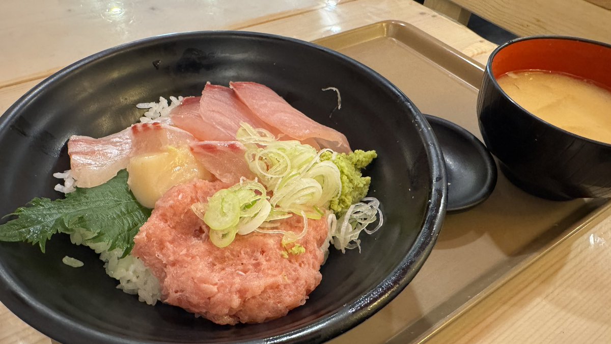 togawareo0819's tweet photo. 一番好きな丼は海鮮丼です！

同着でカツ丼と親子丼と麻婆丼とうな丼とハンバーグ丼と中華丼と天丼とポキ丼とロコモコが入ります！

美味シャス！！

#美味シャス
#タカマル鮮魚店 https://t.co/0xKIYLAMUd