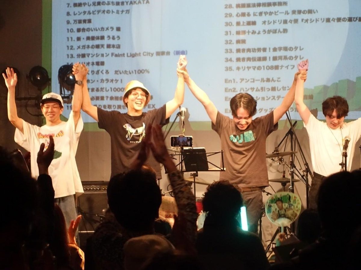 freelance_jp's tweet photo. 🎤フリパラ新着・偏愛マニア探訪記🔍

「根絶やし兄貴のぶち抜きYAKATA」
「ハンサム引っ越しセンター」
「アルパカ毛むくじゃランド」

…これ全部、実在しない企業の“架空CMソング“なんです。

村田あやこの偏愛マニア探訪記、今回のゲストは、
実在しない企業や商品の“架空CMソング“を75曲以上制作してきた、やなせ京ノ介さん(@Onboro_Factory )。

一度聴いたら頭から離れない曲は、どう生まれる？
そこからいかに実在企業のCMソング制作の仕事に繋がったのか？
創作の原点と、架空・実在に関わらず通底する「誰かを喜ばせたい」という思いについて聞きました！

※記事内の写真はすべてやなせ京ノ介さん提供
https://t.co/YcOEi725Oa