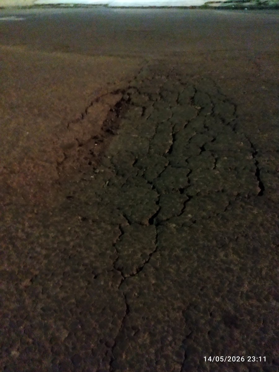 kike_spider's tweet photo. Potencial amenaza de #socavón en la ciudad de Puebla en la 21 poniente entre 9 y 7 sur. 
@JCarlos_Valerio @carlosmartinh @laredcincoradio @PueblaAyto @PCPueblaCapital. https://t.co/ZGgcvN3zCk