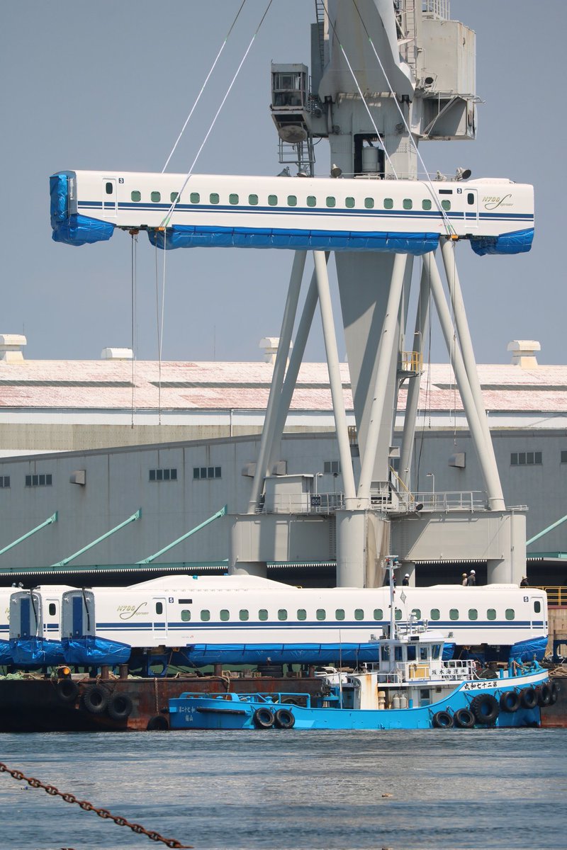BOEING747_8166's tweet photo. 今朝、日立製作所笠戸事業所で製造されたN700S系新幹線が下松港から大阪港に到着する予定が入っていたので空飛ぶ新幹線を撮影📷
早朝からの作業で既に1・2号車は陸揚げされていて、3号車を揚げるところを見ることが出来ました💡

#大阪港
#お船見
#N700S
#空飛ぶ新幹線 https://t.co/cyUwFsXgQN