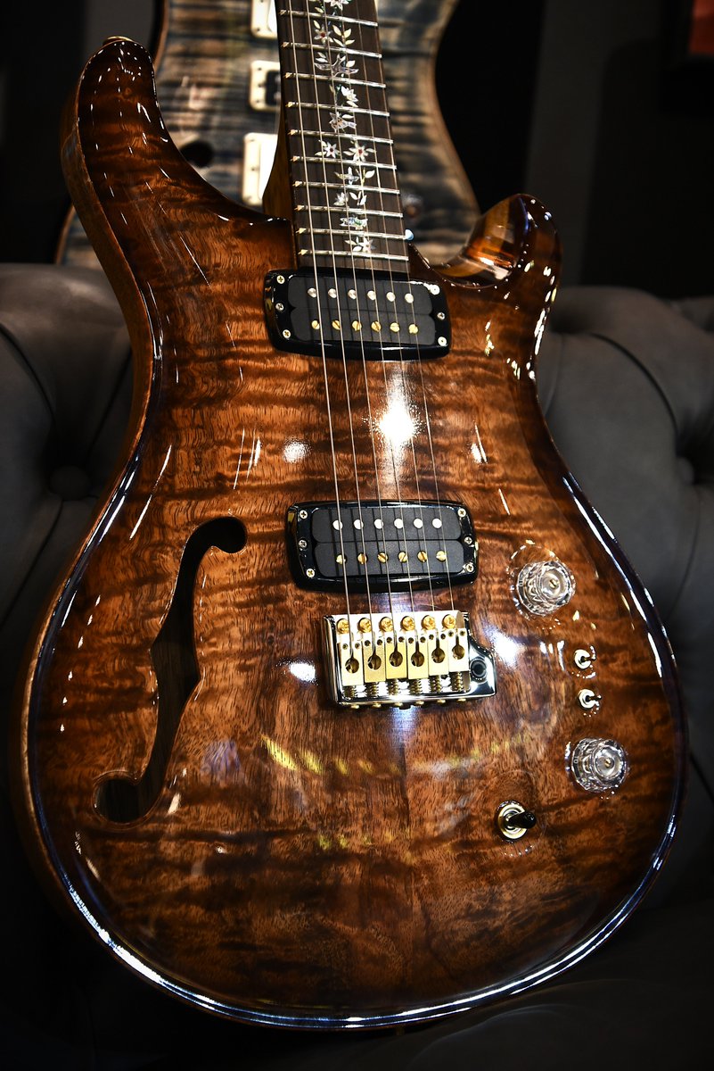 ▽Specification▽ Top Wood : Koa Back Wood : Black Limba Neck Wood