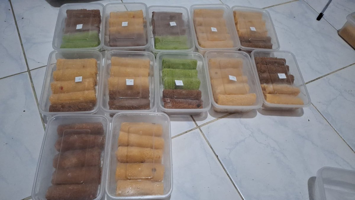 hestyaas's tweet photo. Open PO risol dan silky puddingnya bess. 

Risol : beef mayo, rougut, ayam suwir, matcha, coklat 
Silky pudding : coklat, mangga, bubble gum, matcha, alpukat, lecy, korean strawberry, taro.

Risol isi 5 bisa mix 23k 
Silky pudding 5k uk 100ml
Pengiriman dari ciledug yaa. https://t.co/x1q9snmQuQ