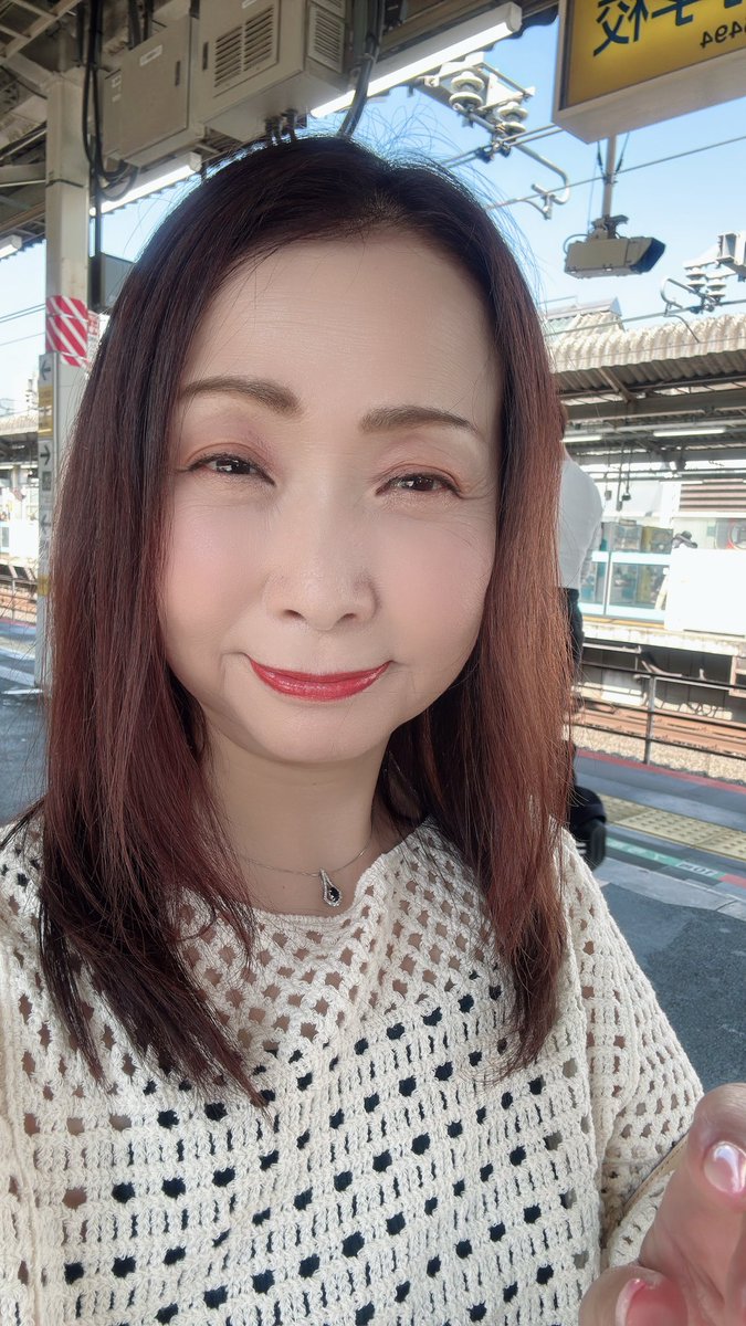 rpizumi_ryouko's tweet photo. 先ほど、とある駅構内のカフェによって、コーヒー☕️を飲んで、ホームに向かったところ、肩をトントン…
とあるご婦人に『スマホ忘れてるみたいですよ^_^』と声をかけていただき、ことなきを得ました🥰
自分の抜けているところはさておき😅💦💦
『私、ツイているなー😆✨』と、その親切なご婦人にしみじみ感謝して電車に乗っています🙏✨💓